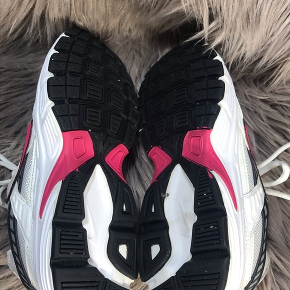 NiKE Women’s Sneakers - Picture 6 of 7